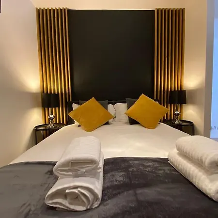 Stunning One B/r - Centre Apartment